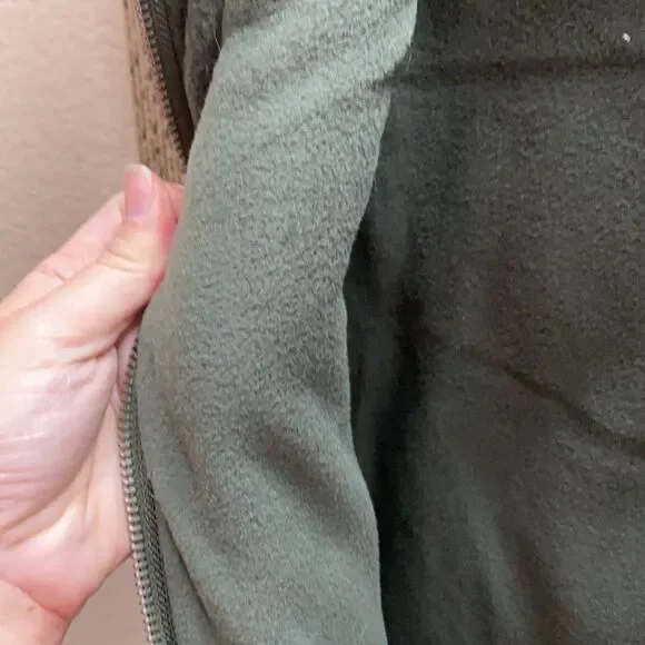 Green puffer vest - Picture 3 of 3